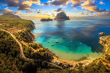 Proplouvání zálivem u ostrova Ibiza Proplouvání zálivem u ostrova Ibiza