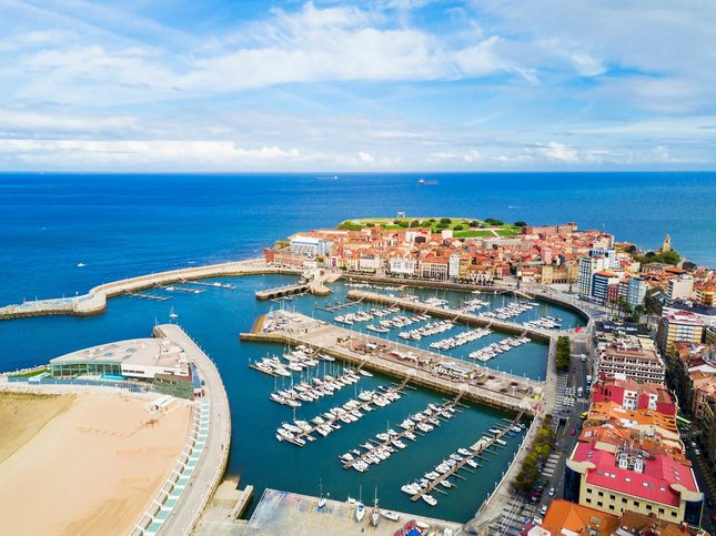 Přístav Gijón a pohled na Puerto Deportivo de Gijón, Španělsko Přístav Gijón a pohled na Puerto Deportivo de Gijón, Španělsko
