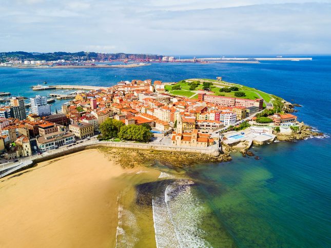 Písečná pláž a pohled na město Gijón, Španělsko Písečná pláž a pohled na město Gijón, Španělsko