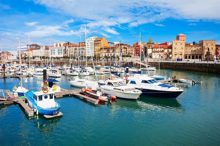 Puerto Deportivo de Gijón - přístav v Gijónu, Španělsko Puerto Deportivo de Gijón - přístav v Gijónu, Španělsko