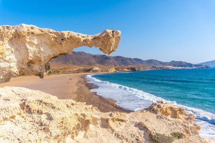 Almería - Vzácný skalní útvar na pláži Los Escullos v přírodním parku Cabo de Gata Almería - Vzácný skalní útvar na pláži Los Escullos v přírodním parku Cabo de Gata