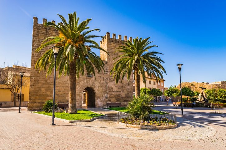Alcúdia - Pohled na středověkou městskou bránu Porta del Moll Alcúdia - Pohled na středověkou městskou bránu Porta del Moll