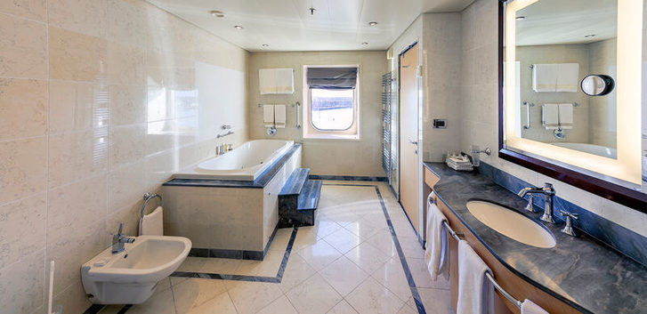 Grand Duplex Suite, koupelna - Queen Mary 2